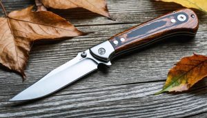 Compact folding utility knife